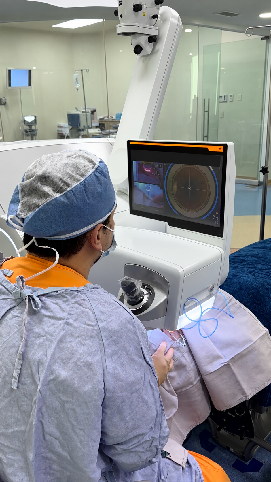 Equipo de femtosegundo durante una cirugía refractiva